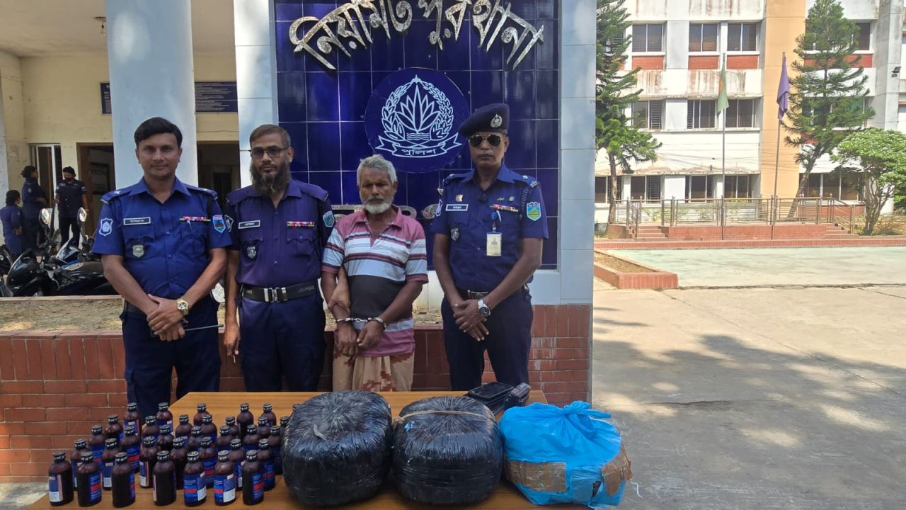 নিয়ামতপুরে সাড়ে সাত কেজি গাঁজা ও ৩৪ বোতল ফেনসিডিলসহ গ্রেপ্তার ১
