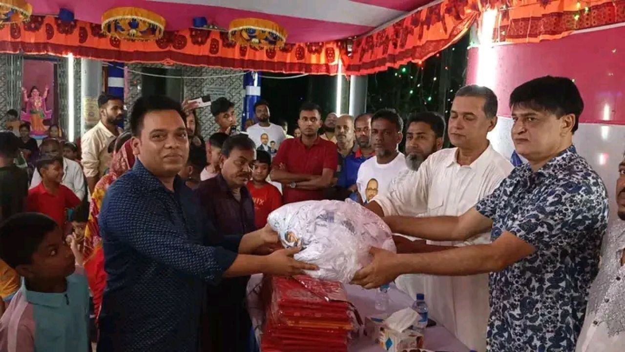রাজাপুরে দুর্গাপূজা উপলক্ষে হিন্দু ধর্মাবলম্বীদের মধ্যে উপহার বিতরণ 