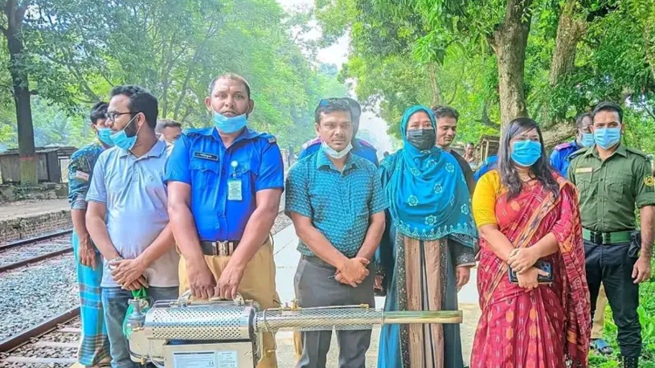 দামুড়হুদায় ইউএনও লাভলী ইয়াসমিনের নেতৃত্বে ডেঙ্গু প্রতিরোধ ও পরিচ্ছন্নতা অভিযান