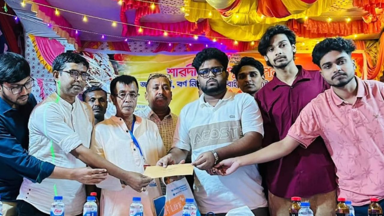 বেনাপোলে পূজামণ্ডপ পরিদর্শন, ছাত্রদল নেতার শুভেচ্ছা ও আর্থিক সহায়তা