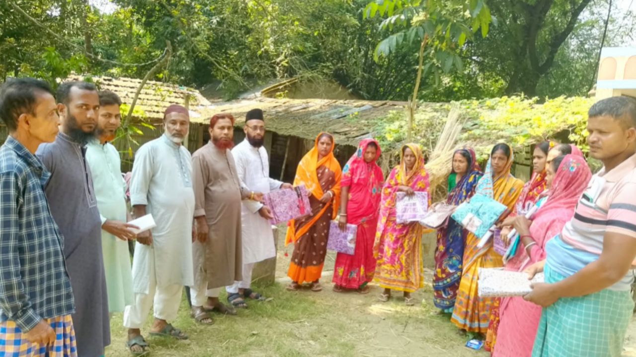 কেশবপুরে হিন্দু সম্প্রদায়ের নারীদের মাঝে শাড়ি বিতরণ