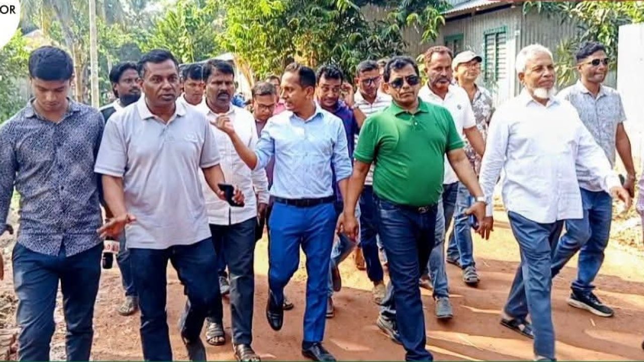 মুকসুদপুর বিএনপি'র পক্ষ থেকে মন্দিরে দুস্থ অসহায় মানুষের মাঝে শাড়ি, লুঙ্গি ও  নগদ অর্থ প্রদান 