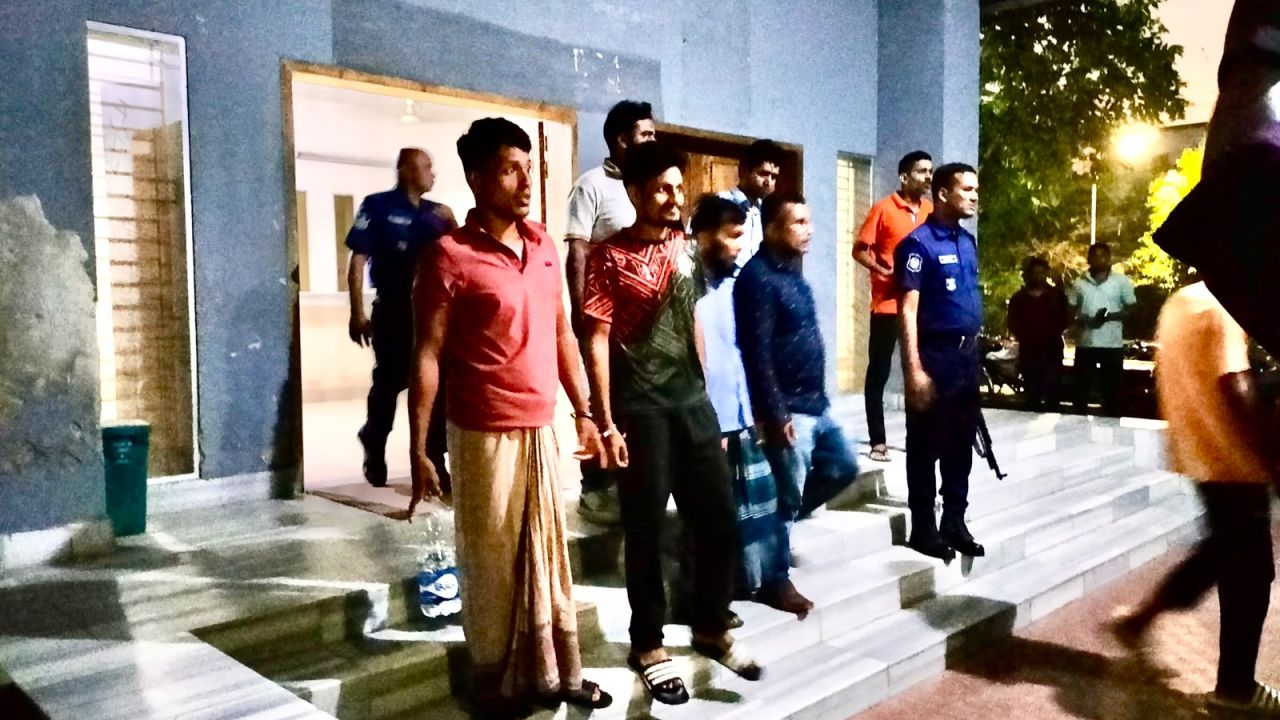 গোপালগঞ্জে ছাত্রলীগের  মিছিল থেকে পুলিশের গাড়িতে হামলার ঘটনায় ১শ’ জনের বিরুদ্ধে মামলা, গ্রেফতার ৭ 