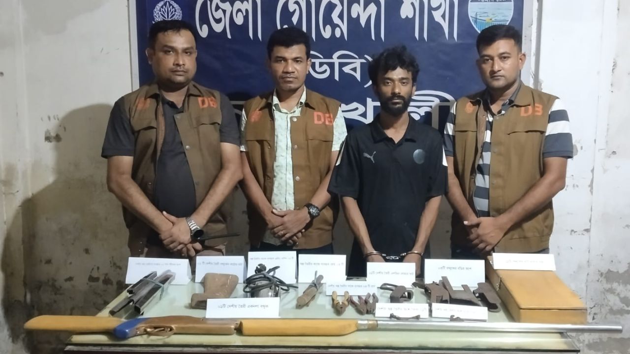 নোয়াখালীতে অস্ত্র তৈরির কারখানার সন্ধান: দেশীয় অস্ত্র ও সরঞ্জামসহ গ্রেপ্তার ১